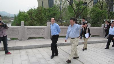 中宣部常务副部长：黄坤明及杭州滨江区委书记张耕视察尹解元公司施工的滨江动漫城桥工程